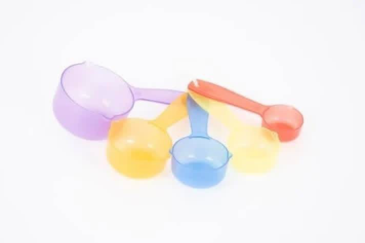 Cuillères doseuses transparentes colorées